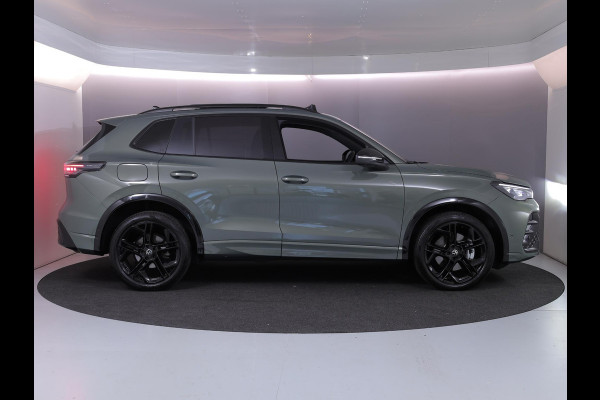 Volkswagen Tiguan 1.5 eHybrid R-Line Edition 204 pk Automaat (DSG) | Verlengde garantie | Navigatie | Panoramadak | Trekhaak (wegklapbaar) | Parkeersensoren (Park assist) | Rondomzicht camera | Black Style pakket | R-Line |