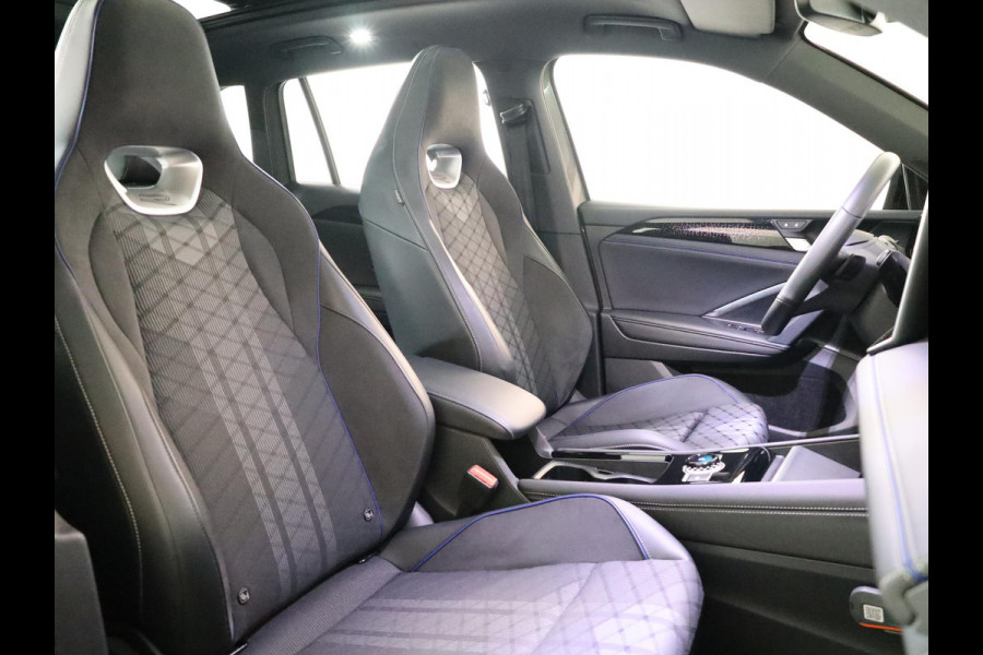 Volkswagen Tiguan 1.5 eHybrid R-Line Edition 204 pk Automaat (DSG) | Verlengde garantie | Navigatie | Panoramadak | Trekhaak (wegklapbaar) | Parkeersensoren (Park assist) | Rondomzicht camera | Black Style pakket | R-Line |