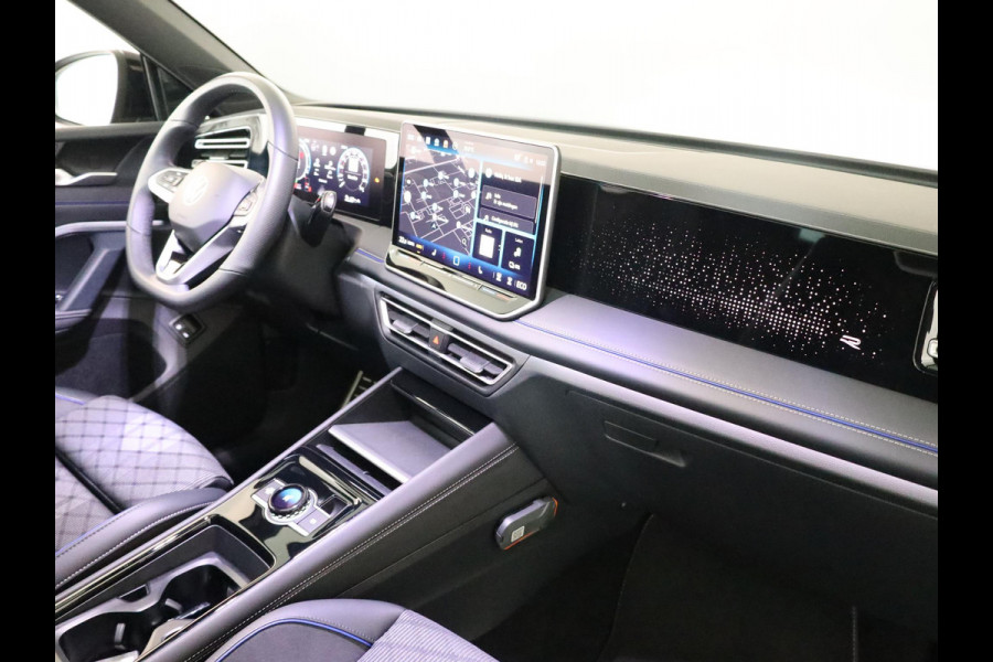 Volkswagen Tiguan 1.5 eHybrid R-Line Edition 204 pk Automaat (DSG) | Verlengde garantie | Navigatie | Panoramadak | Trekhaak (wegklapbaar) | Parkeersensoren (Park assist) | Rondomzicht camera | Black Style pakket | R-Line |