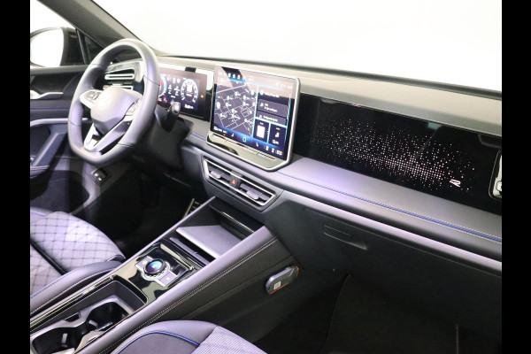 Volkswagen Tiguan 1.5 eHybrid R-Line Edition 204 pk Automaat (DSG) | Verlengde garantie | Navigatie | Panoramadak | Trekhaak (wegklapbaar) | Parkeersensoren (Park assist) | Rondomzicht camera | Black Style pakket | R-Line |