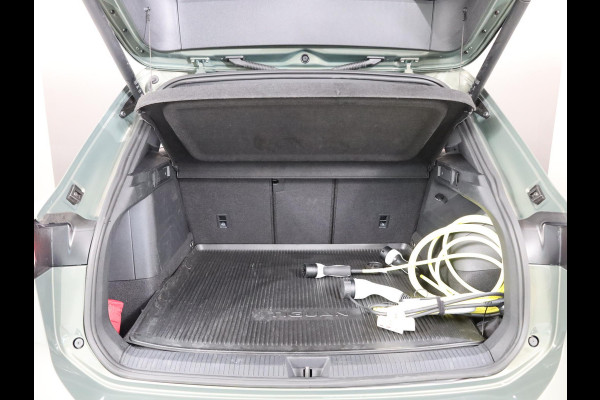 Volkswagen Tiguan 1.5 eHybrid R-Line Edition 204 pk Automaat (DSG) | Verlengde garantie | Navigatie | Panoramadak | Trekhaak (wegklapbaar) | Parkeersensoren (Park assist) | Rondomzicht camera | Black Style pakket | R-Line |