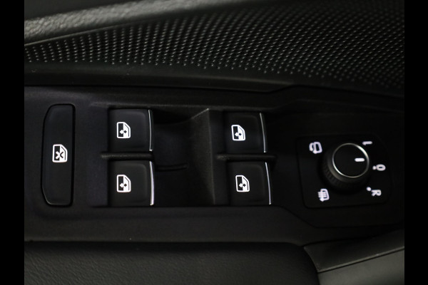 Volkswagen Tiguan 1.5 eHybrid R-Line Edition 204 pk Automaat (DSG) | Verlengde garantie | Navigatie | Panoramadak | Trekhaak (wegklapbaar) | Parkeersensoren (Park assist) | Rondomzicht camera | Black Style pakket | R-Line |