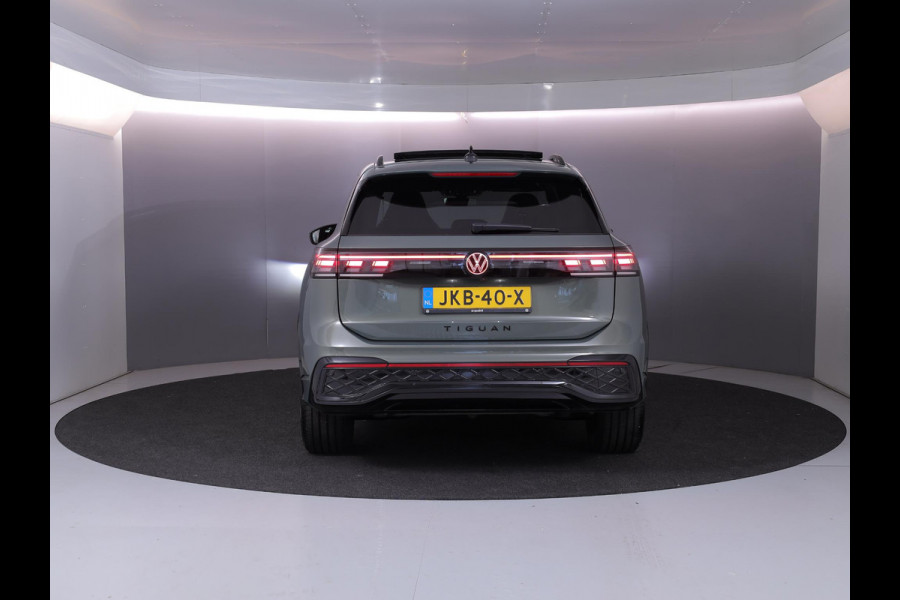 Volkswagen Tiguan 1.5 eHybrid R-Line Edition 204 pk Automaat (DSG) | Verlengde garantie | Navigatie | Panoramadak | Trekhaak (wegklapbaar) | Parkeersensoren (Park assist) | Rondomzicht camera | Black Style pakket | R-Line |