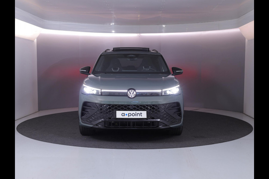 Volkswagen Tiguan 1.5 eHybrid R-Line Edition 204 pk Automaat (DSG) | Verlengde garantie | Navigatie | Panoramadak | Trekhaak (wegklapbaar) | Parkeersensoren (Park assist) | Rondomzicht camera | Black Style pakket | R-Line |
