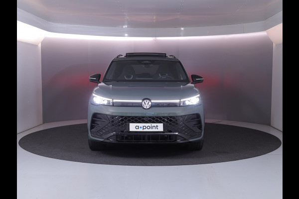 Volkswagen Tiguan 1.5 eHybrid R-Line Edition 204 pk Automaat (DSG) | Verlengde garantie | Navigatie | Panoramadak | Trekhaak (wegklapbaar) | Parkeersensoren (Park assist) | Rondomzicht camera | Black Style pakket | R-Line |