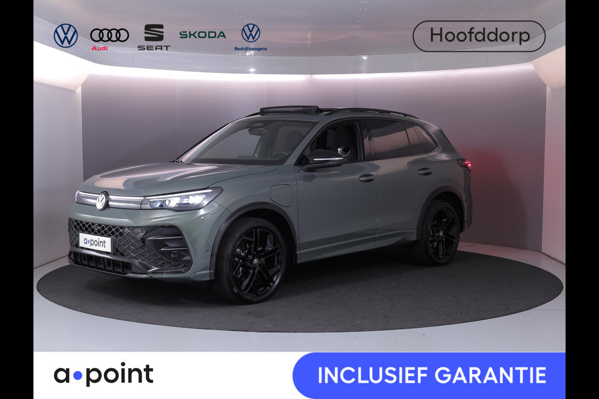 Volkswagen Tiguan 1.5 eHybrid R-Line Edition 204 pk Automaat (DSG) | Verlengde garantie | Navigatie | Panoramadak | Trekhaak (wegklapbaar) | Parkeersensoren (Park assist) | Rondomzicht camera | Black Style pakket | R-Line |