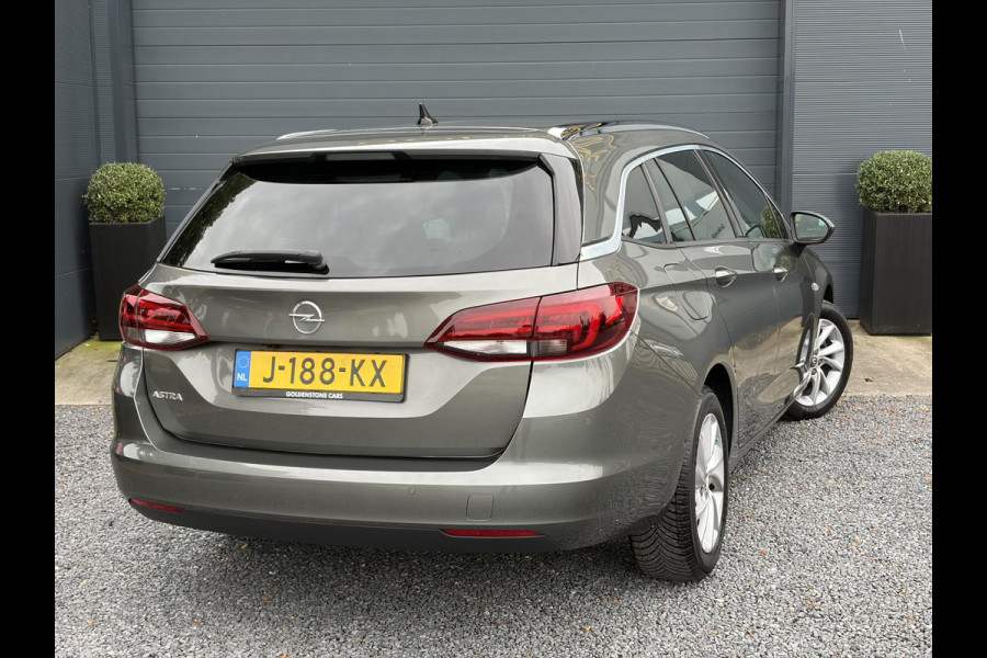 Opel Astra Sports Tourer 1.2 Elegance ✓131pk✓2e Eigenaar✓Camera✓Carplay✓6 Bak✓Stoelverw✓Stuurverw✓Pdc V+A✓Recent beurt gehad✓Clima✓Cruise✓Halfleder✓Keyless✓N.A.P✓Lm velgen✓Rijstrooksensor✓Apk tot 09-2028