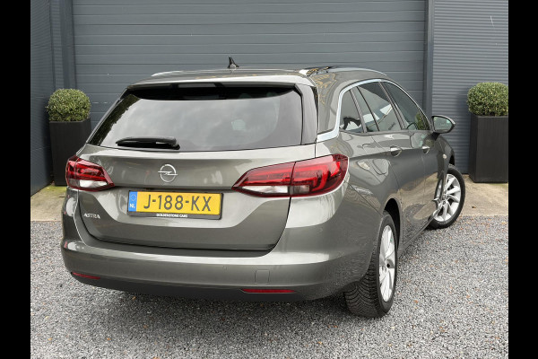 Opel Astra Sports Tourer 1.2 Elegance ✓131pk✓2e Eigenaar✓Camera✓Carplay✓6 Bak✓Stoelverw✓Stuurverw✓Pdc V+A✓Recent beurt gehad✓Clima✓Cruise✓Halfleder✓Keyless✓N.A.P✓Lm velgen✓Rijstrooksensor✓Apk tot 09-2028
