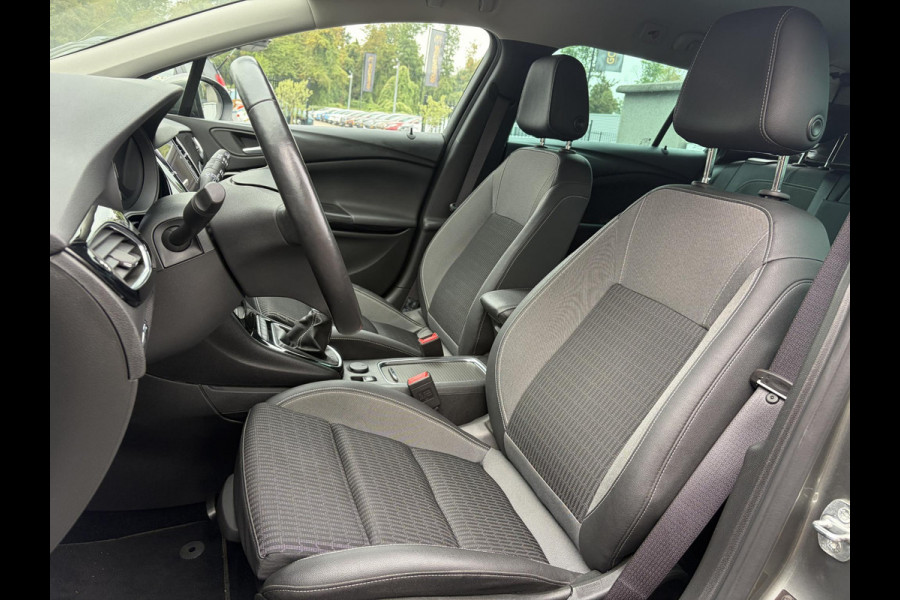 Opel Astra Sports Tourer 1.2 Elegance ✓131pk✓2e Eigenaar✓Camera✓Carplay✓6 Bak✓Stoelverw✓Stuurverw✓Pdc V+A✓Recent beurt gehad✓Clima✓Cruise✓Halfleder✓Keyless✓N.A.P✓Lm velgen✓Rijstrooksensor✓Apk tot 09-2028
