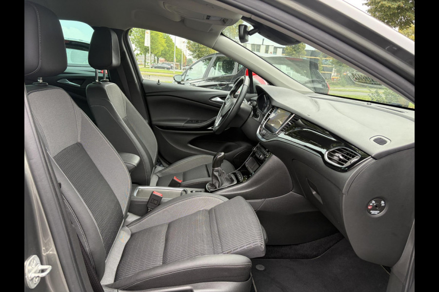Opel Astra Sports Tourer 1.2 Elegance ✓131pk✓2e Eigenaar✓Camera✓Carplay✓6 Bak✓Stoelverw✓Stuurverw✓Pdc V+A✓Recent beurt gehad✓Clima✓Cruise✓Halfleder✓Keyless✓N.A.P✓Lm velgen✓Rijstrooksensor✓Apk tot 09-2028