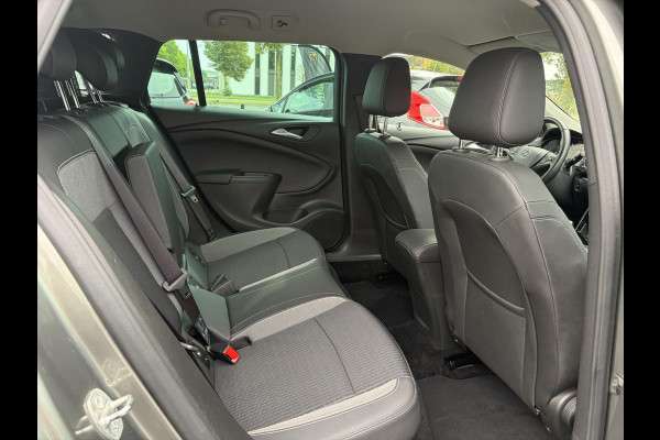 Opel Astra Sports Tourer 1.2 Elegance ✓131pk✓2e Eigenaar✓Camera✓Carplay✓6 Bak✓Stoelverw✓Stuurverw✓Pdc V+A✓Recent beurt gehad✓Clima✓Cruise✓Halfleder✓Keyless✓N.A.P✓Lm velgen✓Rijstrooksensor✓Apk tot 09-2028