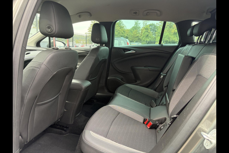 Opel Astra Sports Tourer 1.2 Elegance ✓131pk✓2e Eigenaar✓Camera✓Carplay✓6 Bak✓Stoelverw✓Stuurverw✓Pdc V+A✓Recent beurt gehad✓Clima✓Cruise✓Halfleder✓Keyless✓N.A.P✓Lm velgen✓Rijstrooksensor✓Apk tot 09-2028