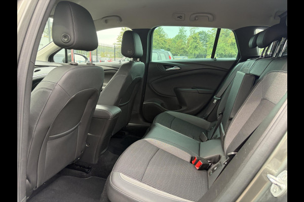 Opel Astra Sports Tourer 1.2 Elegance ✓131pk✓2e Eigenaar✓Camera✓Carplay✓6 Bak✓Stoelverw✓Stuurverw✓Pdc V+A✓Recent beurt gehad✓Clima✓Cruise✓Halfleder✓Keyless✓N.A.P✓Lm velgen✓Rijstrooksensor✓Apk tot 09-2028