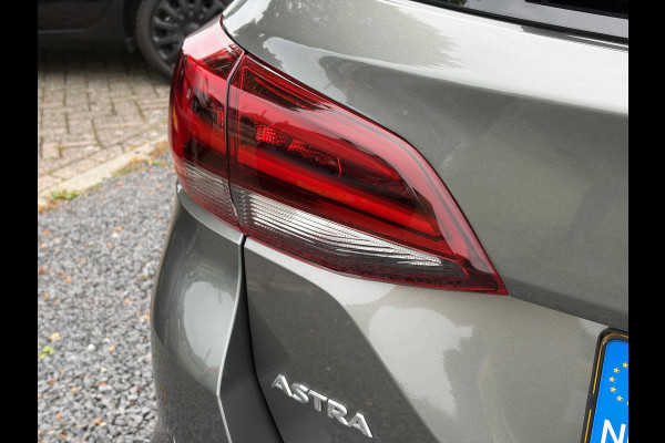 Opel Astra Sports Tourer 1.2 Elegance ✓131pk✓2e Eigenaar✓Camera✓Carplay✓6 Bak✓Stoelverw✓Stuurverw✓Pdc V+A✓Recent beurt gehad✓Clima✓Cruise✓Halfleder✓Keyless✓N.A.P✓Lm velgen✓Rijstrooksensor✓Apk tot 09-2028