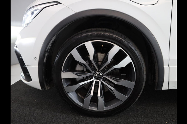 Volkswagen Tiguan 1.4 TSI eHybrid R-Line Business 245 pk Automaat (DSG) | Private lease vanaf €766 | Navigatie | Panoramadak | Park assist | Rondomzicht camera | Head-up display | Lederen bekleding | Elektr. voorstoelen met geheugen | R-Line |