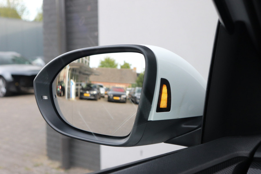 Volkswagen T-Cross 1.0 TSI R-Line DSG IQ Matrix ACC PDC