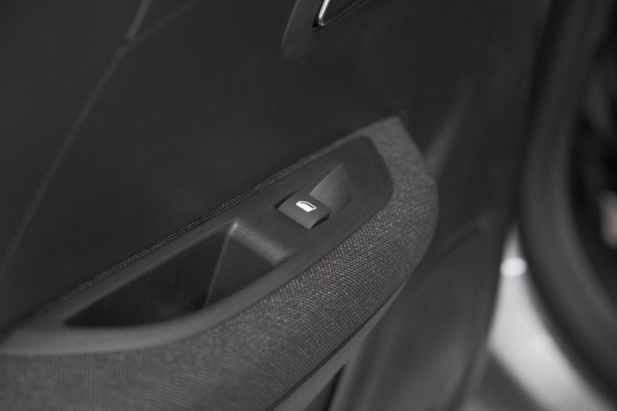 Peugeot 208 1.2 Hybrid 110 e-DCS6 Style | Direct Leverbaar | Apple Carplay | Parkeersensoren
