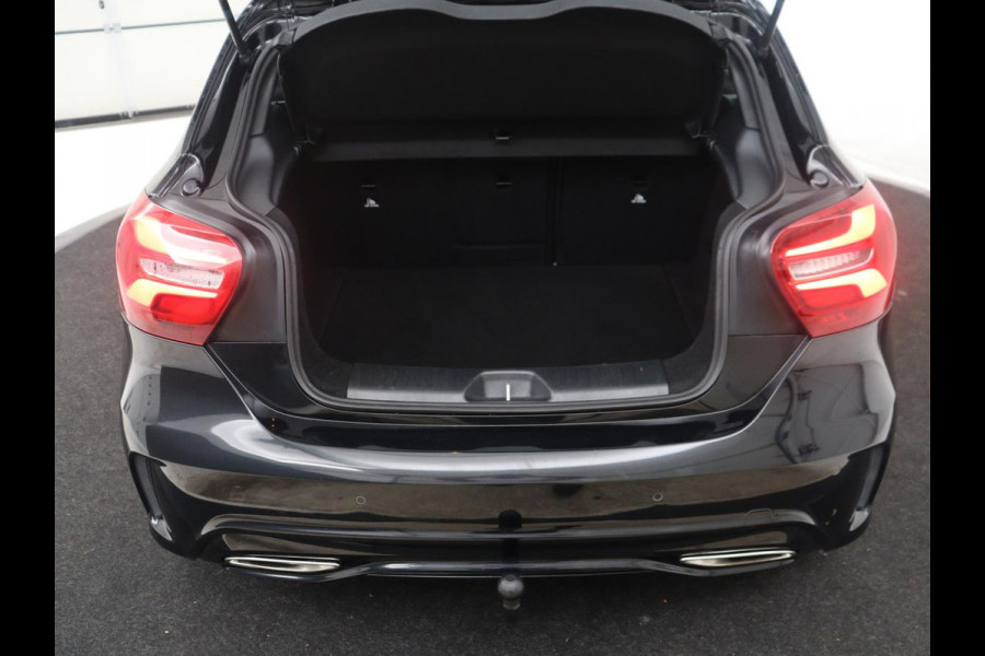 Mercedes-Benz A-Klasse 180 Business Solution AMG | Leder/alcantara | Stoelverwarming | Cruise control | Navigatie | Bluetooth | Camera | Park assist | Trekhaak