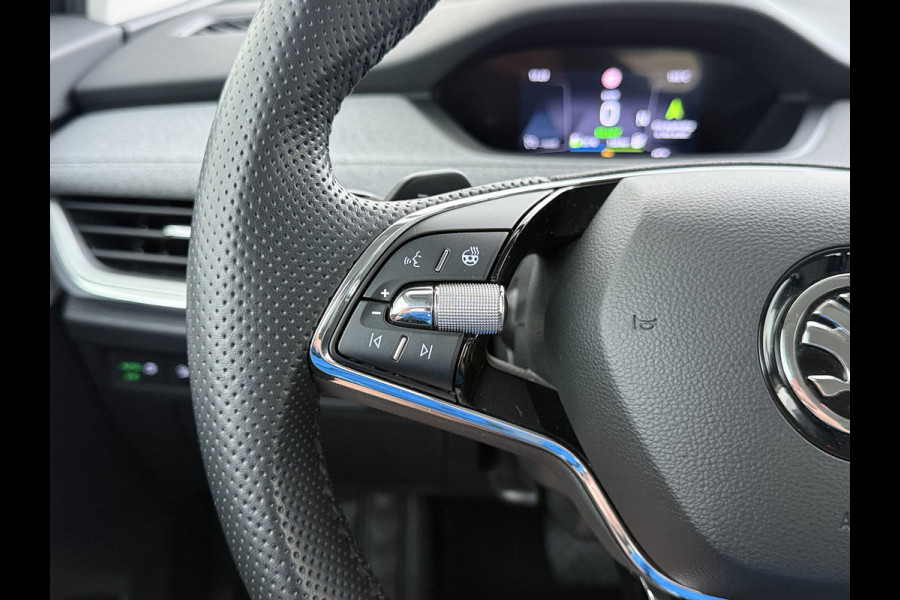 Škoda ENYAQ iV 80 204PK Chrystal Face Sport Pakket Trekhaak SOH 91% Stoel+Stuurverwarming 3-Zone Ecc Camera Apple Carplay Android Auto Navi Led Matrix Rijstrooksensor Isofix Keyless 1.000KG Trekgewicht Origineel Nederlandse Auto