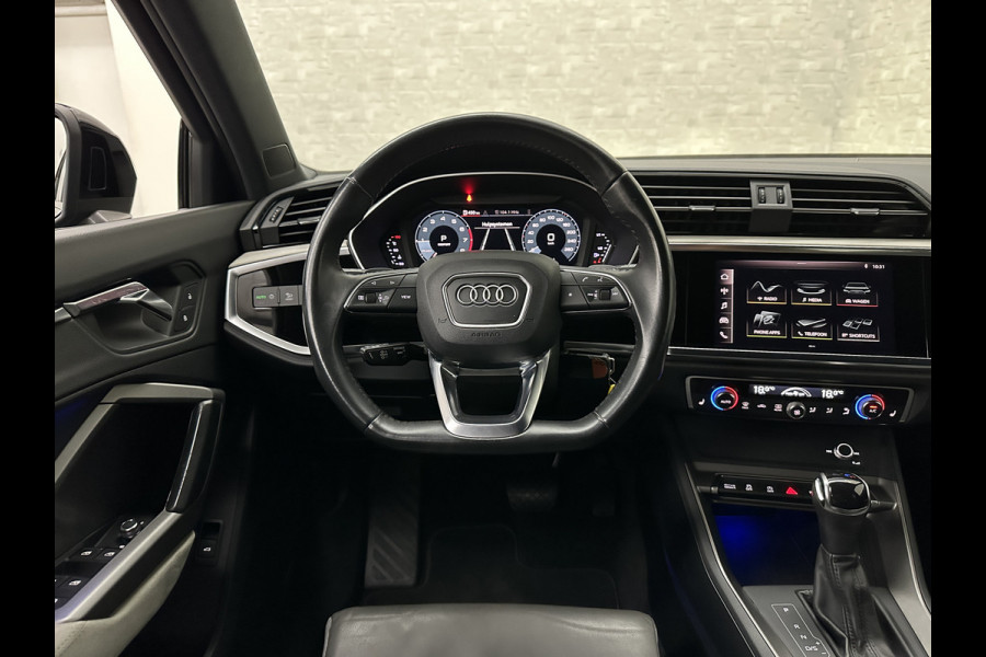 Audi Q3 35 TFSI S-Line | ACC | Trekhaak | Leder | Sportstoelen | Matrix-LED | Standkachel | Sfeerverlichting | Uniek Interieur | Carplay | 20 inch | Audi-Sound | Getint Glas | Lane-Assist | Stoelverwarming | Virtual-Cockpit | Dodehoek |