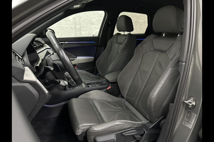 Audi Q3 35 TFSI S-Line | ACC | Trekhaak | Leder | Sportstoelen | Matrix-LED | Standkachel | Sfeerverlichting | Uniek Interieur | Carplay | 20 inch | Audi-Sound | Getint Glas | Lane-Assist | Stoelverwarming | Virtual-Cockpit | Dodehoek |