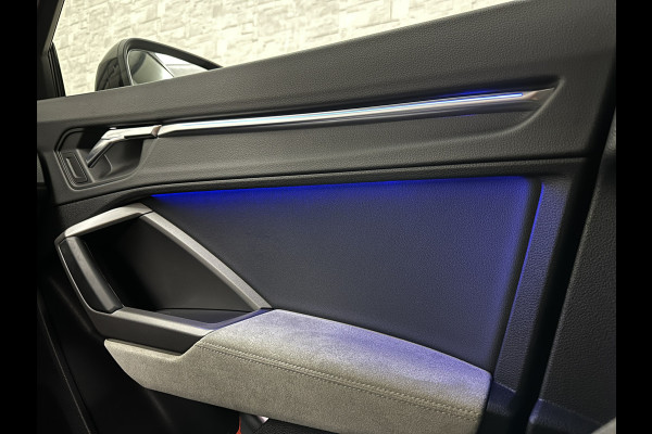 Audi Q3 35 TFSI S-Line | ACC | Trekhaak | Leder | Sportstoelen | Matrix-LED | Standkachel | Sfeerverlichting | Uniek Interieur | Carplay | 20 inch | Audi-Sound | Getint Glas | Lane-Assist | Stoelverwarming | Virtual-Cockpit | Dodehoek |