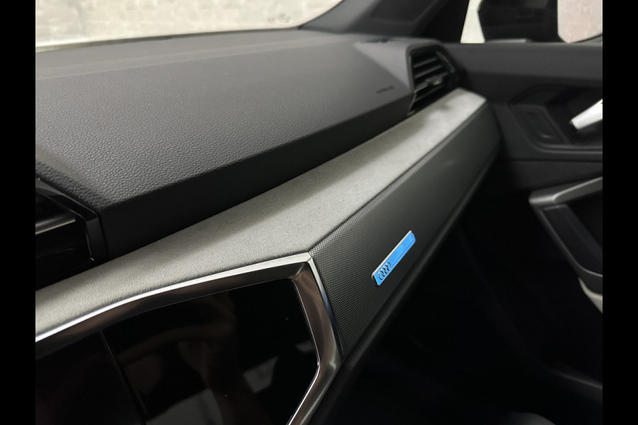 Audi Q3 35 TFSI S-Line | ACC | Trekhaak | Leder | Sportstoelen | Matrix-LED | Standkachel | Sfeerverlichting | Uniek Interieur | Carplay | 20 inch | Audi-Sound | Getint Glas | Lane-Assist | Stoelverwarming | Virtual-Cockpit | Dodehoek |