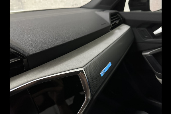 Audi Q3 35 TFSI S-Line | ACC | Trekhaak | Leder | Sportstoelen | Matrix-LED | Standkachel | Sfeerverlichting | Uniek Interieur | Carplay | 20 inch | Audi-Sound | Getint Glas | Lane-Assist | Stoelverwarming | Virtual-Cockpit | Dodehoek |