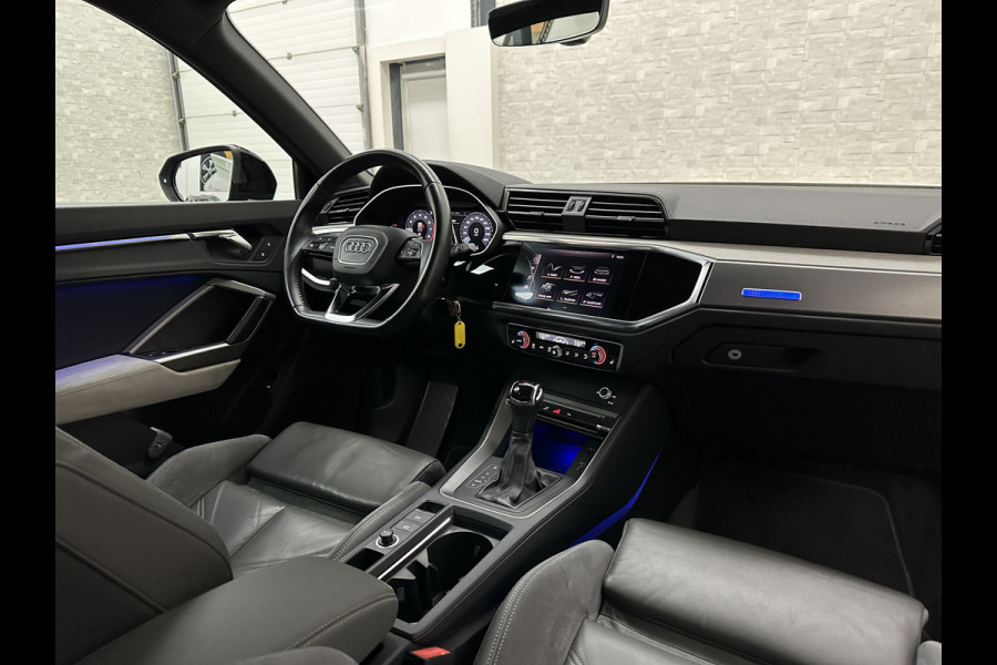 Audi Q3 35 TFSI S-Line | ACC | Trekhaak | Leder | Sportstoelen | Matrix-LED | Standkachel | Sfeerverlichting | Uniek Interieur | Carplay | 20 inch | Audi-Sound | Getint Glas | Lane-Assist | Stoelverwarming | Virtual-Cockpit | Dodehoek |