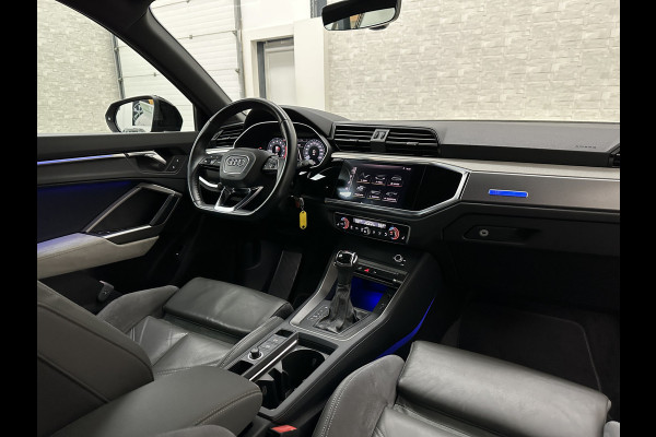 Audi Q3 35 TFSI S-Line | ACC | Trekhaak | Leder | Sportstoelen | Matrix-LED | Standkachel | Sfeerverlichting | Uniek Interieur | Carplay | 20 inch | Audi-Sound | Getint Glas | Lane-Assist | Stoelverwarming | Virtual-Cockpit | Dodehoek |