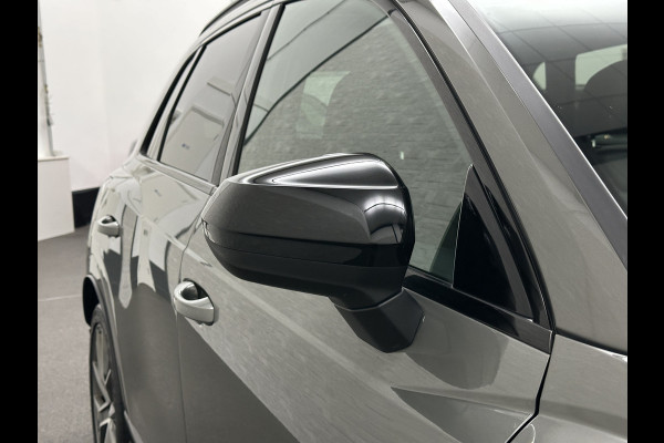 Audi Q3 35 TFSI S-Line | ACC | Trekhaak | Leder | Sportstoelen | Matrix-LED | Standkachel | Sfeerverlichting | Uniek Interieur | Carplay | 20 inch | Audi-Sound | Getint Glas | Lane-Assist | Stoelverwarming | Virtual-Cockpit | Dodehoek |