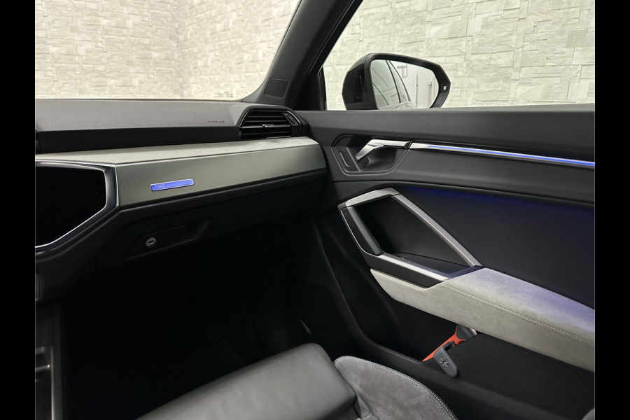 Audi Q3 35 TFSI S-Line | ACC | Trekhaak | Leder | Sportstoelen | Matrix-LED | Standkachel | Sfeerverlichting | Uniek Interieur | Carplay | 20 inch | Audi-Sound | Getint Glas | Lane-Assist | Stoelverwarming | Virtual-Cockpit | Dodehoek |