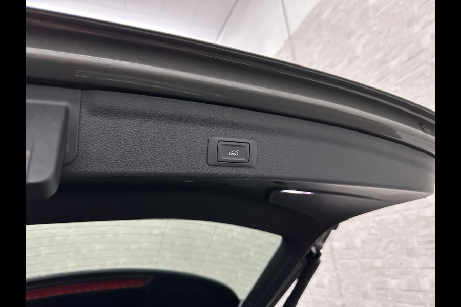 Audi Q3 35 TFSI S-Line | ACC | Trekhaak | Leder | Sportstoelen | Matrix-LED | Standkachel | Sfeerverlichting | Uniek Interieur | Carplay | 20 inch | Audi-Sound | Getint Glas | Lane-Assist | Stoelverwarming | Virtual-Cockpit | Dodehoek |