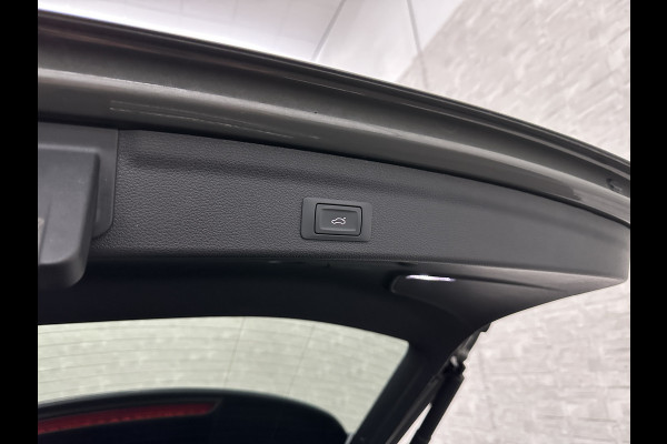 Audi Q3 35 TFSI S-Line | ACC | Trekhaak | Leder | Sportstoelen | Matrix-LED | Standkachel | Sfeerverlichting | Uniek Interieur | Carplay | 20 inch | Audi-Sound | Getint Glas | Lane-Assist | Stoelverwarming | Virtual-Cockpit | Dodehoek |