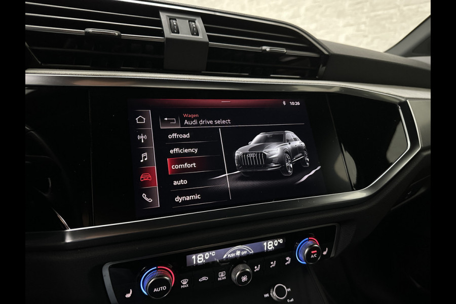 Audi Q3 35 TFSI S-Line | ACC | Trekhaak | Leder | Sportstoelen | Matrix-LED | Standkachel | Sfeerverlichting | Uniek Interieur | Carplay | 20 inch | Audi-Sound | Getint Glas | Lane-Assist | Stoelverwarming | Virtual-Cockpit | Dodehoek |