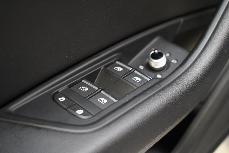 Audi A4 Avant 40 TFSI S edition Competition | Zwart optiek | Panoramadak | Trekhaak | Adaptive | Carplay | Camera | Leder | Sportstoelen
