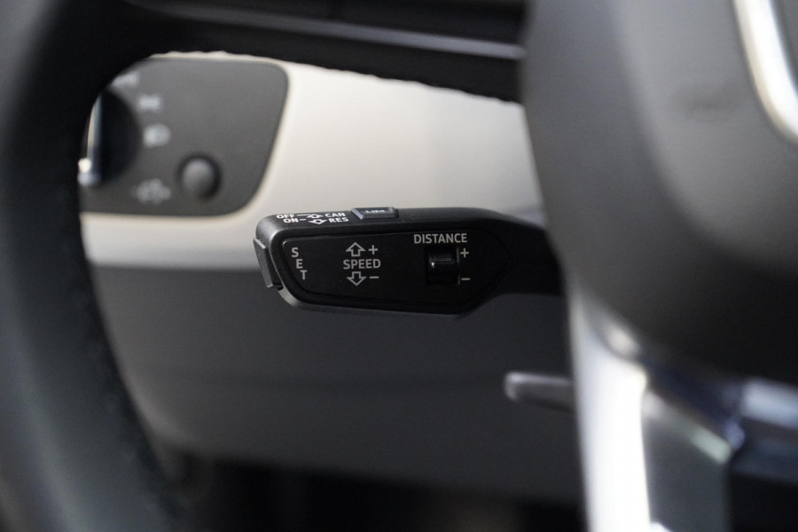 Audi A4 Avant 40 TFSI S edition Competition | Zwart optiek | Panoramadak | Trekhaak | Adaptive | Carplay | Camera | Leder | Sportstoelen