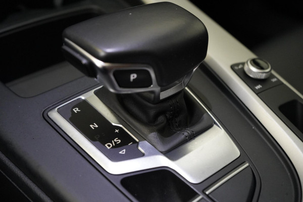Audi A4 Avant 40 TFSI S edition Competition | Zwart optiek | Panoramadak | Trekhaak | Adaptive | Carplay | Camera | Leder | Sportstoelen
