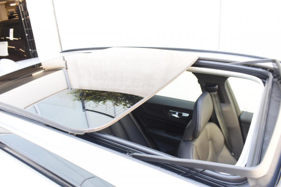 Volvo XC60 T6 350PK Automaat Plug-in Hybrid AWD Plus Dark / Navigatie / 360 Camera / Adaptieve Cruise Control / Stuur & Stoelverwarming / Elektr. Achterklep / Schuifdak / LM Velgen / Trekhaak