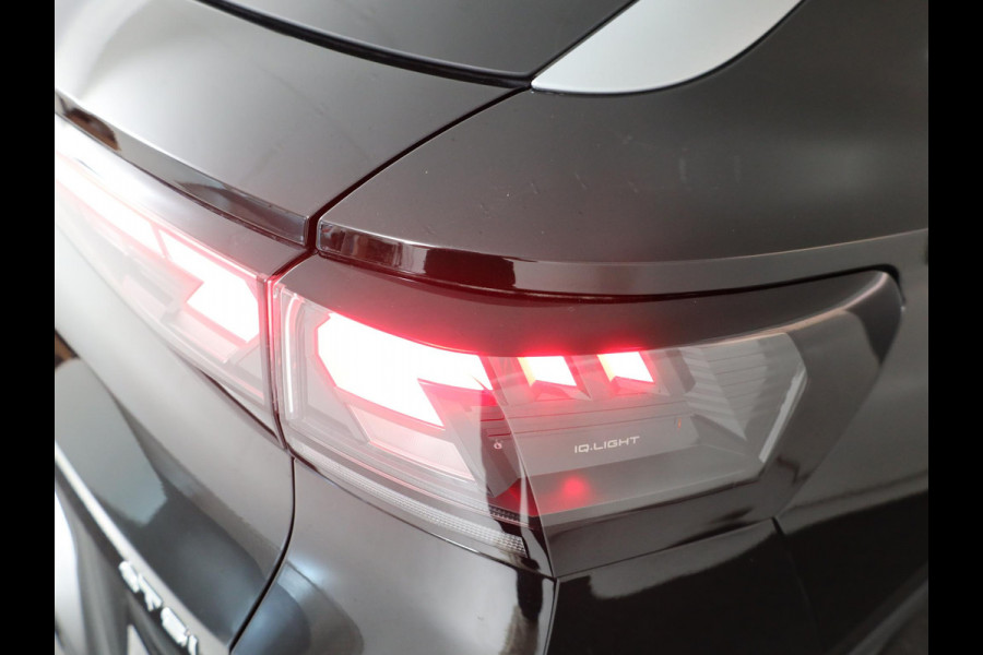 Volkswagen T-Roc 1.5 eTsi R-Line 150 pk Automaat (DSG) | Navigatie | Parkeersensoren (Park assist) | Achteruitrijcamera | Matrix LED koplampen | Keyless | R-Line |