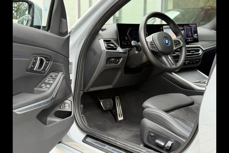 BMW 3 Serie Touring 330e xDrive M-Sport Pro |Pano|Driving Ass Prof|Innovation|360Cam|19"|