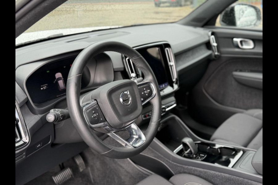 Volvo XC40 Single Motor Plus 69 kWh SOH 93% | ELEKTRISCHE KOFFERBAK | VOLVO DEALER ONDERHOUDEN | ADAPTIVE CRUISE CONTROL | STOEL- + STUURWIELVERWARMING | CAMERA | ALL-IN PRIJS INCL. 12 MND BOVAG GARANTIE