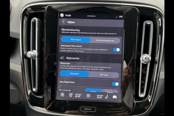 Volvo XC40 Single Motor Plus 69 kWh SOH 93% | ELEKTRISCHE KOFFERBAK | VOLVO DEALER ONDERHOUDEN | ADAPTIVE CRUISE CONTROL | STOEL- + STUURWIELVERWARMING | CAMERA | ALL-IN PRIJS INCL. 12 MND BOVAG GARANTIE