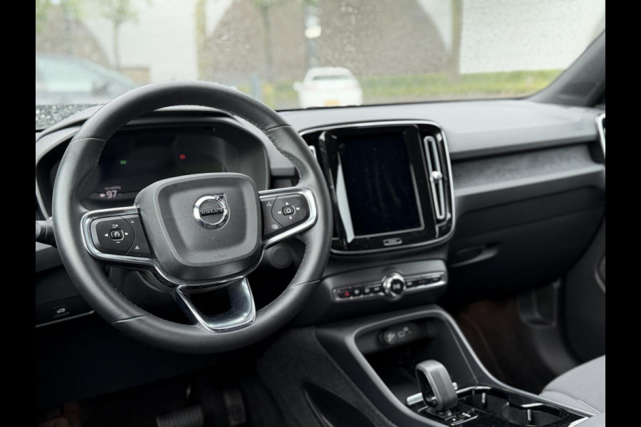 Volvo XC40 Single Motor Plus 69 kWh SOH 93% | ELEKTRISCHE KOFFERBAK | VOLVO DEALER ONDERHOUDEN | ADAPTIVE CRUISE CONTROL | STOEL- + STUURWIELVERWARMING | CAMERA | ALL-IN PRIJS INCL. 12 MND BOVAG GARANTIE