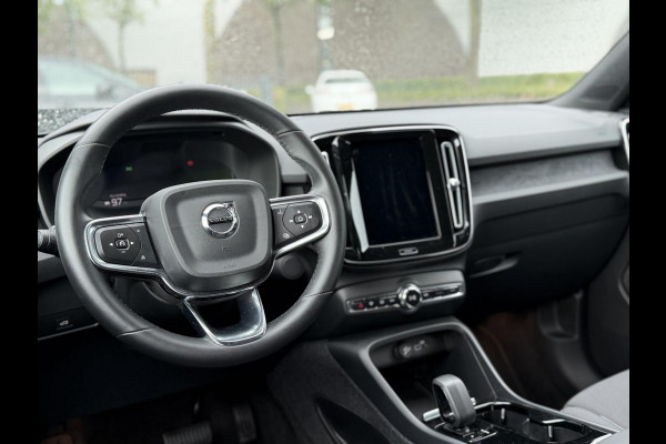 Volvo XC40 Single Motor Plus 69 kWh SOH 93% | ELEKTRISCHE KOFFERBAK | VOLVO DEALER ONDERHOUDEN | ADAPTIVE CRUISE CONTROL | STOEL- + STUURWIELVERWARMING | CAMERA | ALL-IN PRIJS INCL. 12 MND BOVAG GARANTIE