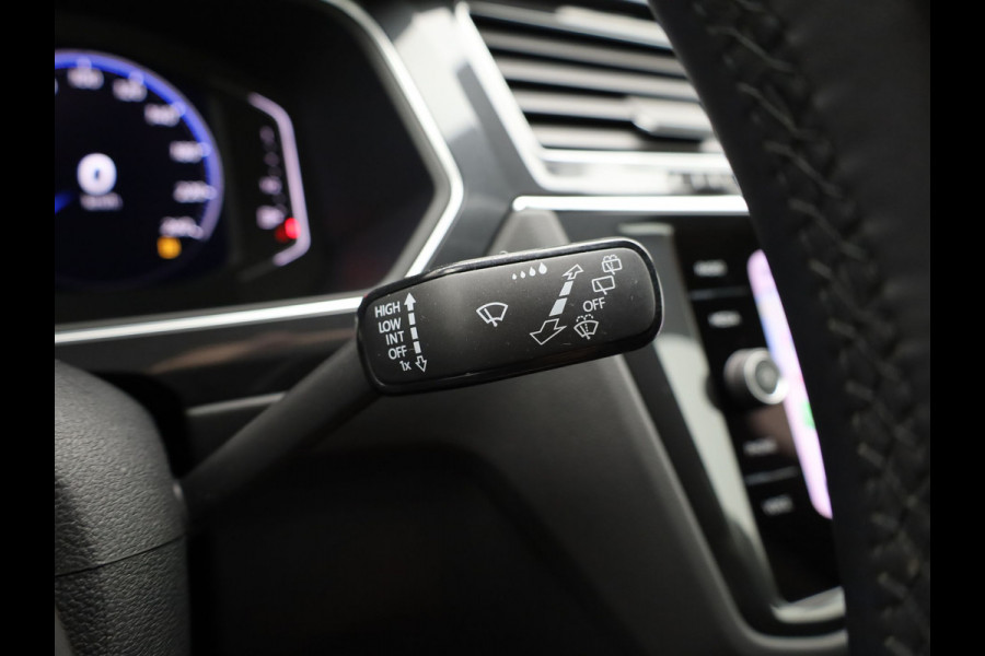 Volkswagen Tiguan 1.5 TSI R-Line Business+ | Panodak | Standkachel | Keyless | IQ Light | Black Style | Elk. A-klep | Prijs Rijklaar !!