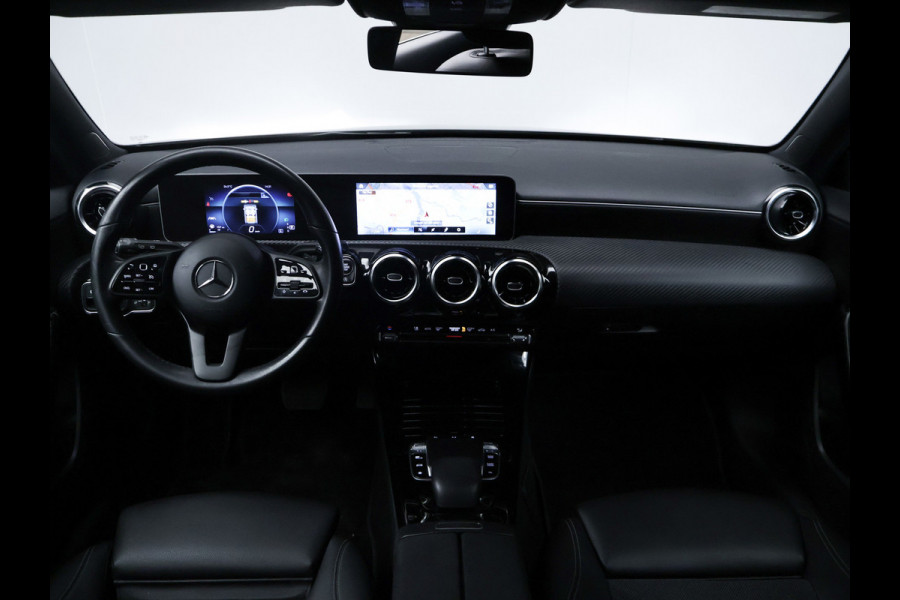 Mercedes-Benz A-Klasse 200 Business Solution Sport (CARPLAY,LED,DIGITAL COCKPIT,SPORTSTOELEN,CAMERA,NAVI,PDC,NETTESTAAT)