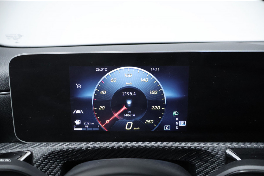 Mercedes-Benz A-Klasse 200 Business Solution Sport (CARPLAY,LED,DIGITAL COCKPIT,SPORTSTOELEN,CAMERA,NAVI,PDC,NETTESTAAT)
