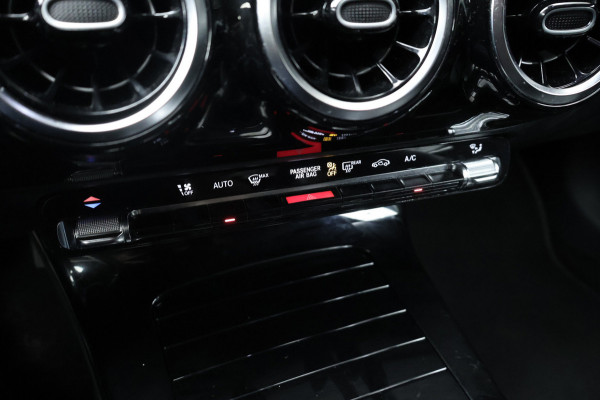Mercedes-Benz A-Klasse 200 Business Solution Sport (CARPLAY,LED,DIGITAL COCKPIT,SPORTSTOELEN,CAMERA,NAVI,PDC,NETTESTAAT)