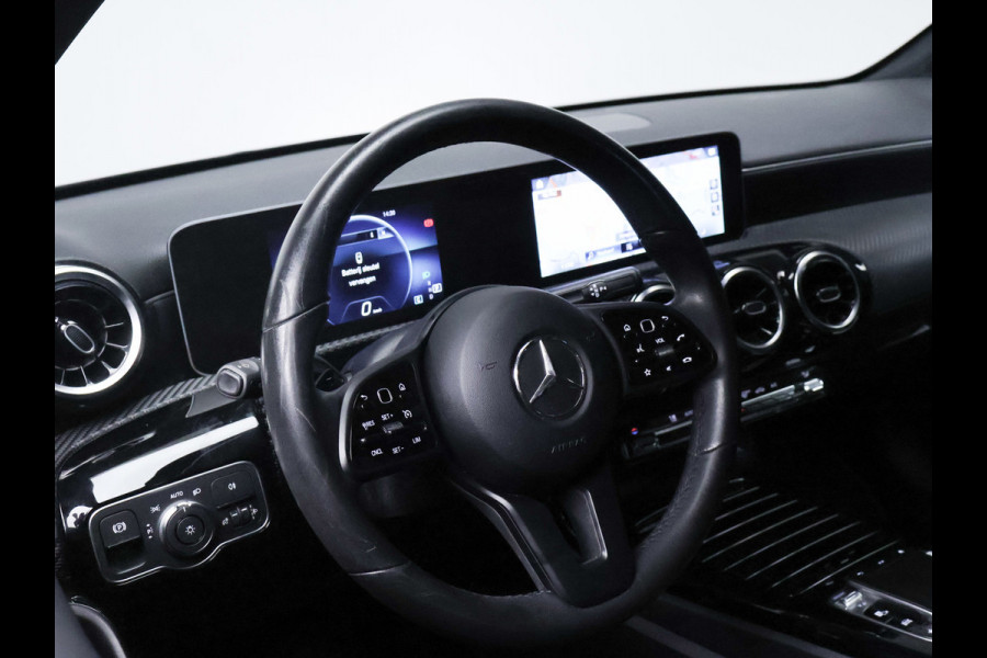 Mercedes-Benz A-Klasse 200 Business Solution Sport (CARPLAY,LED,DIGITAL COCKPIT,SPORTSTOELEN,CAMERA,NAVI,PDC,NETTESTAAT)